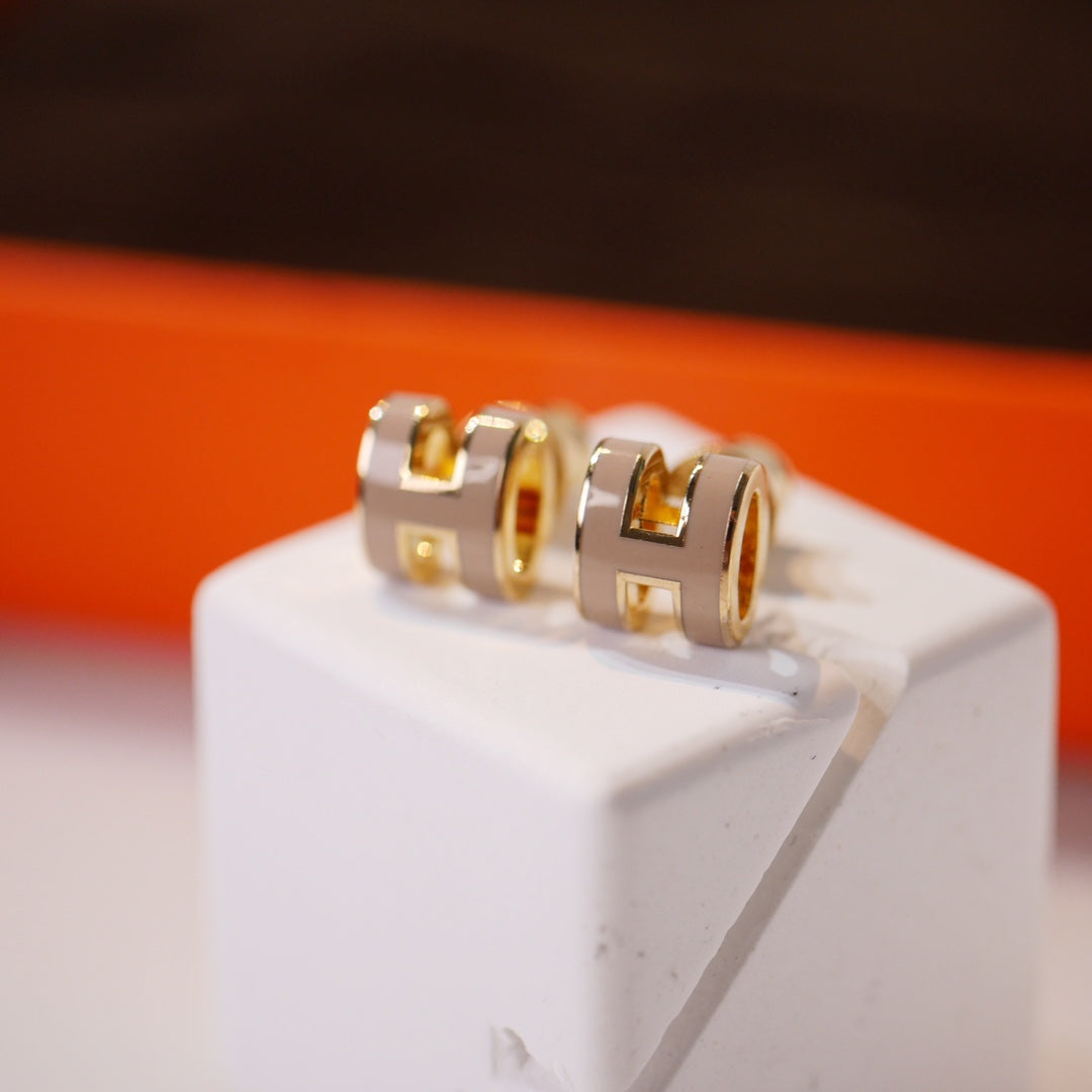 [⭐Hyrra Jewelry]MINI POP H GOLD EARRINGS GREY
