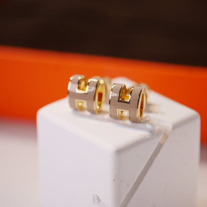 [⭐Hyrra Jewelry]MINI POP H GOLD EARRINGS GREY