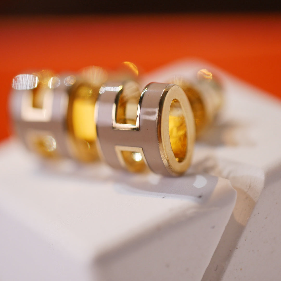 [⭐Hyrra Jewelry]MINI POP H GOLD EARRINGS GREY