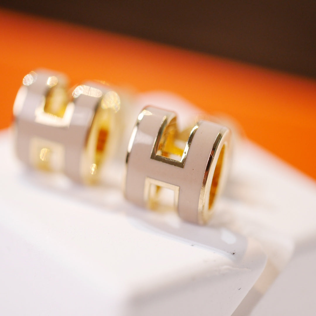[⭐Hyrra Jewelry]MINI POP H GOLD EARRINGS GREY