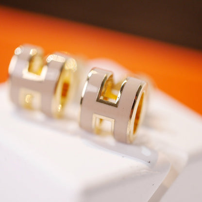 [⭐Hyrra Jewelry]MINI POP H GOLD EARRINGS GREY