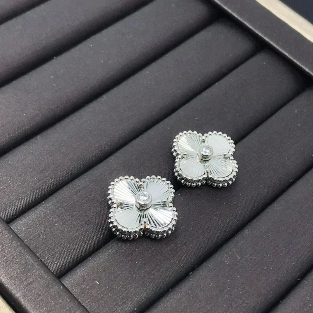 [⭐Hyrra Jewelry]CLOVER MINI 9.5MM LASER EARRINGS
