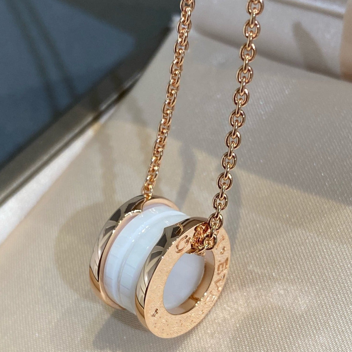 [⭐Hyrra Jewelry]ZERO 1 WHITE CERAMIC PINK GOLD NECKLACE