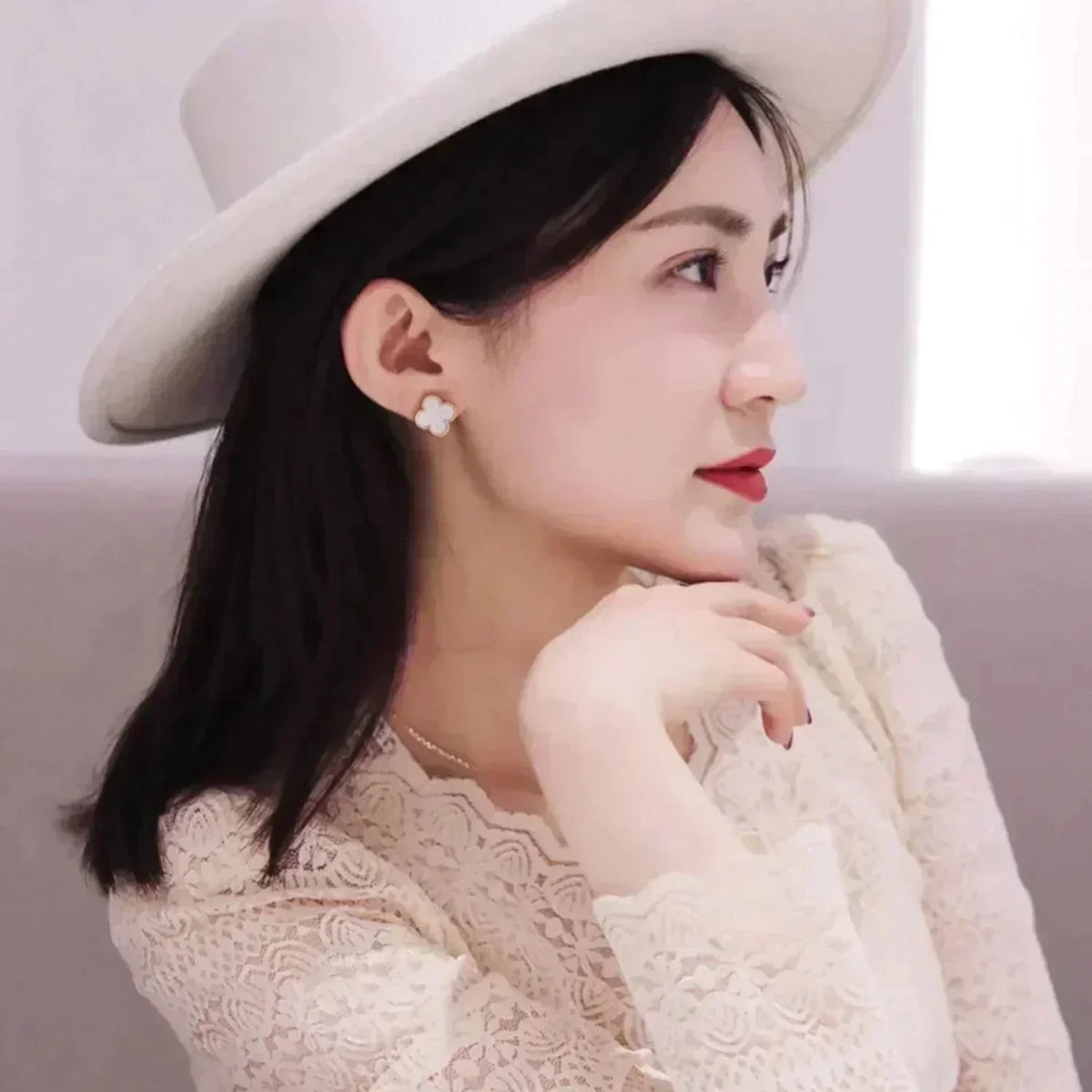 [⭐Hyrra Jewelry]CLOVER MEDIUM 1 MOTIFS  WHITE MOP STUD EARRINGS