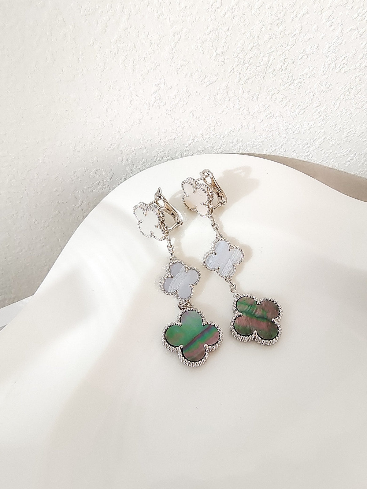 [⭐Hyrra Jewelry]CLOVER 3 MOTIFS CHALCEDONY DARK MOP SILVER EARRINGS