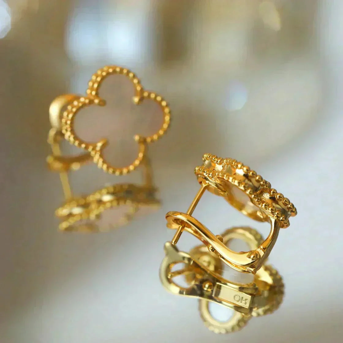 [⭐Hyrra Jewelry]CLOVER MEDIUM 1 MOTIFS  WHITE MOP STUD EARRINGS