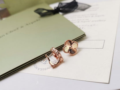 [⭐Hyrra Jewelry]CLOVER MEDIUM STUD EARRINGS