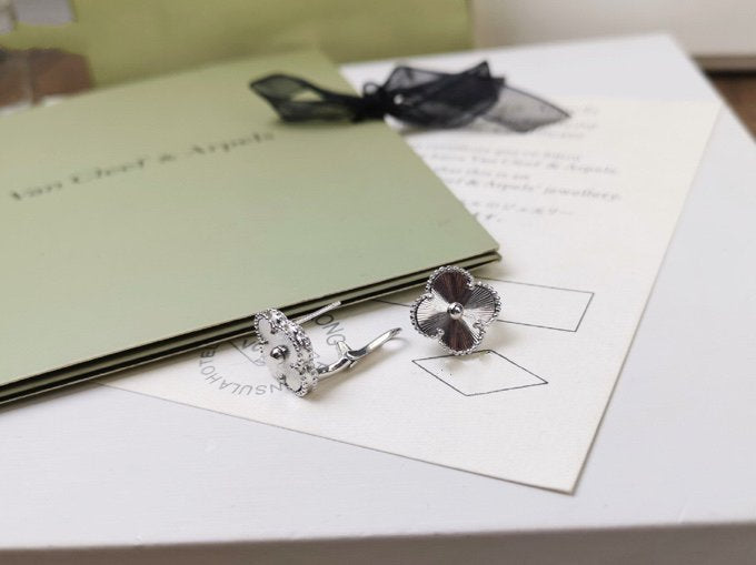 [⭐Hyrra Jewelry]CLOVER MEDIUM STUD EARRINGS