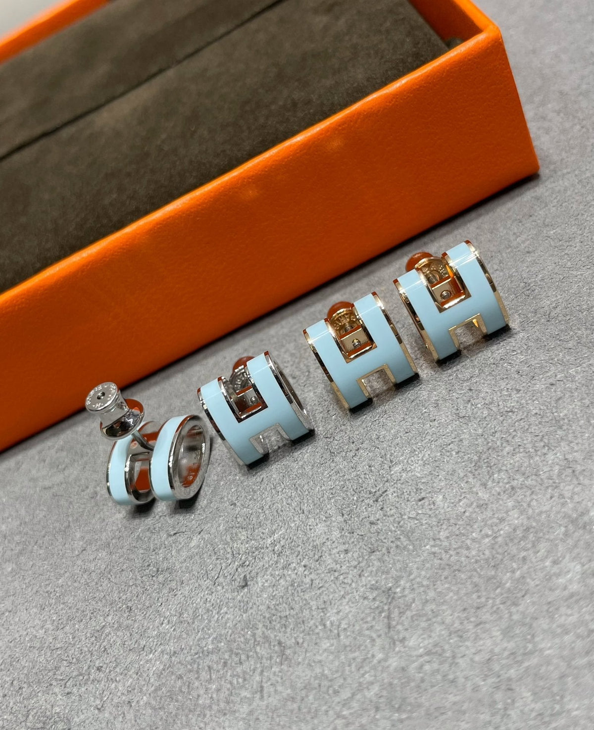 [⭐Hyrra Jewelry]POP H SKY BLUE STUD EARRINGS