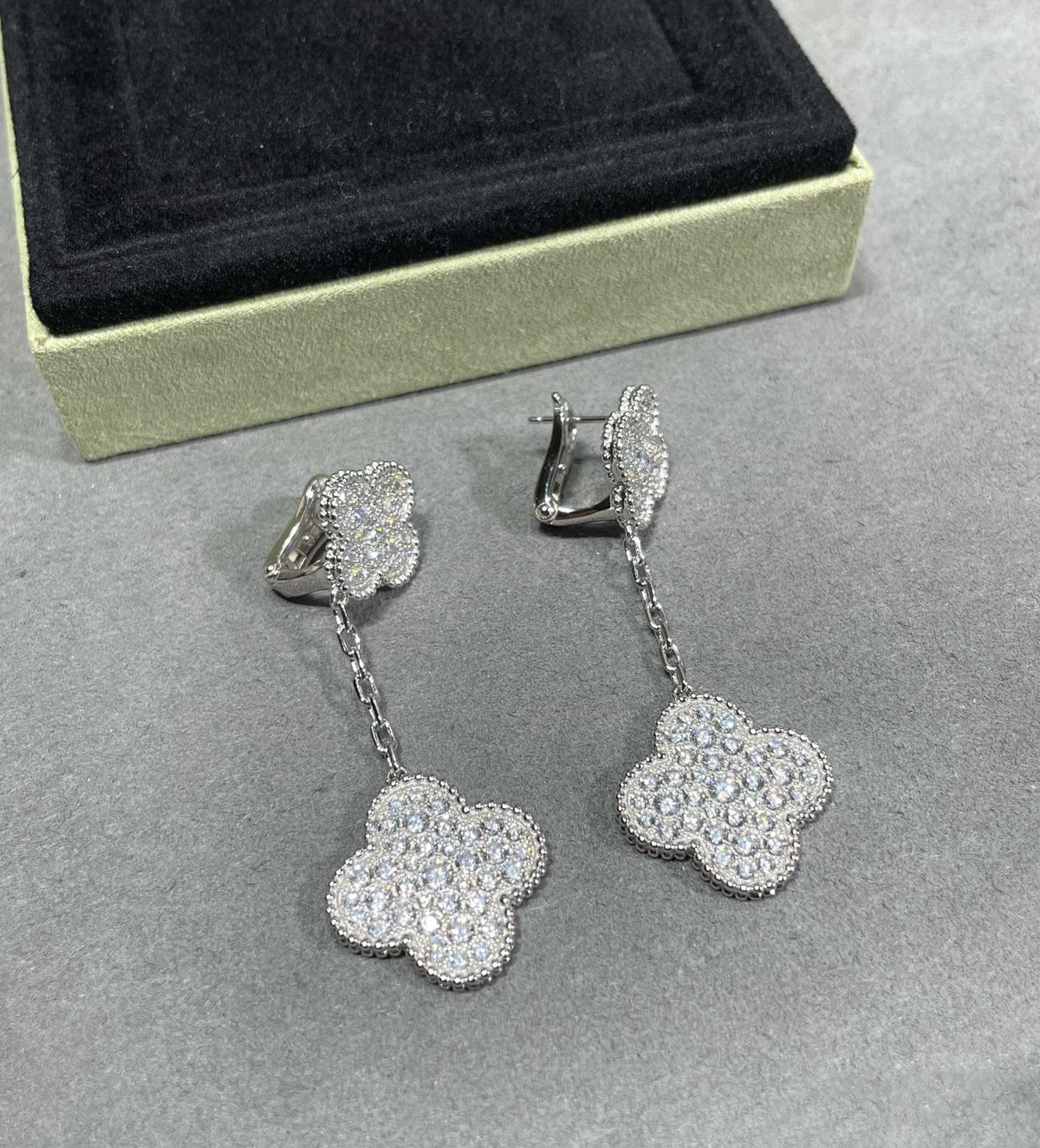 [⭐Hyrra Jewelry]CLOVER 2 MOTIFS DIAMOND PAVED SILVER EARRINGS