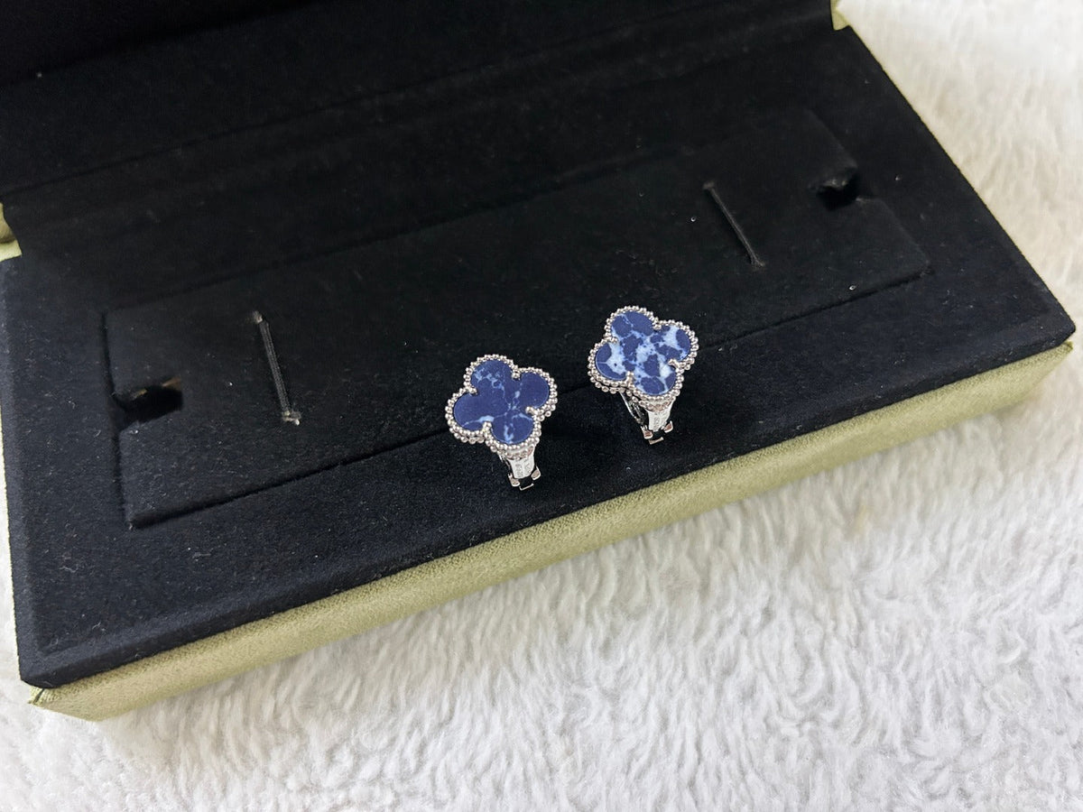 [⭐Hyrra Jewelry]CLOVER PIETERSITE MEDIUM STUD EARRINGS