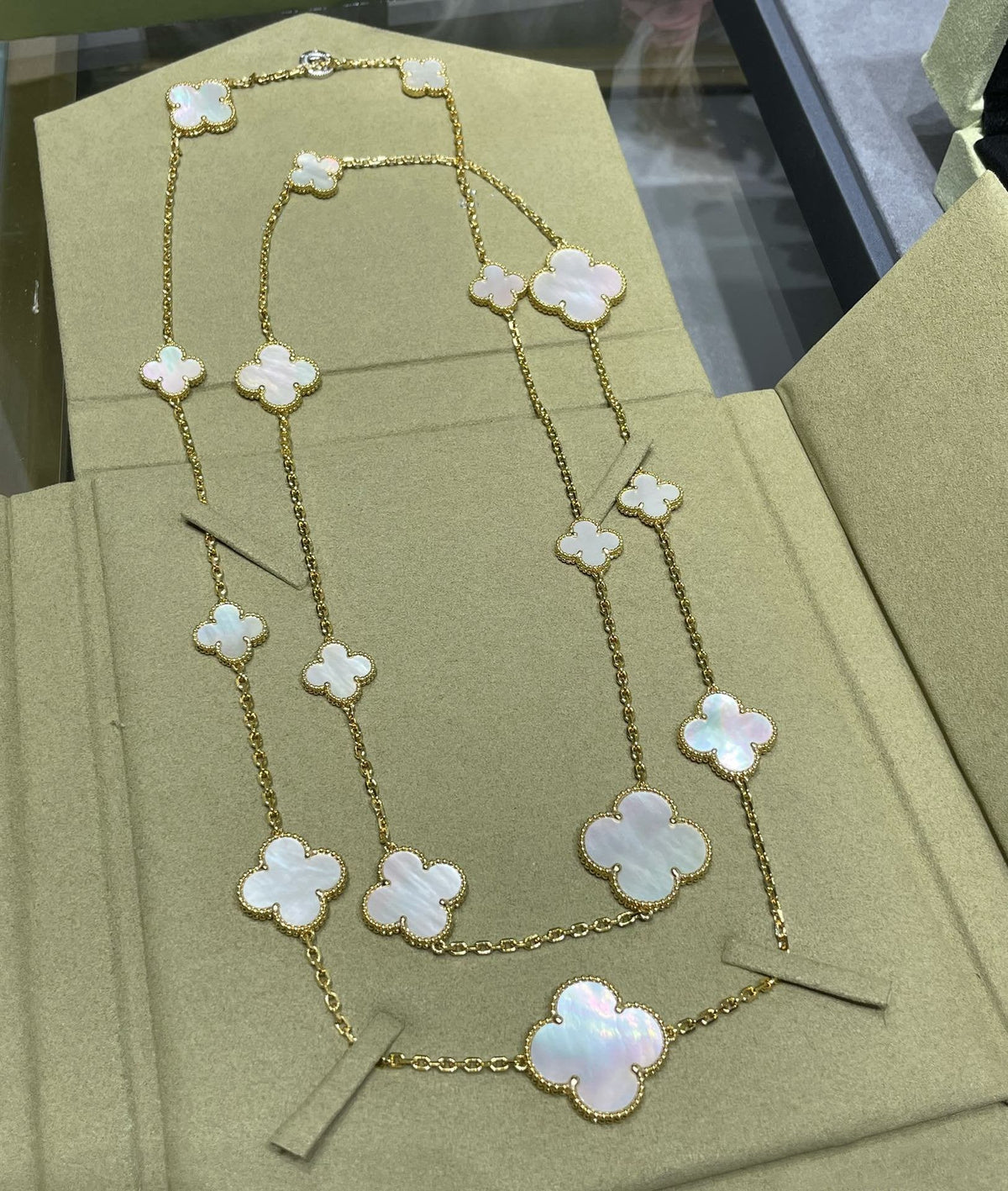 [⭐Hyrra Jewelry]CLOVER 16 MOTIF WHITE MOP GOLD NECKLACE