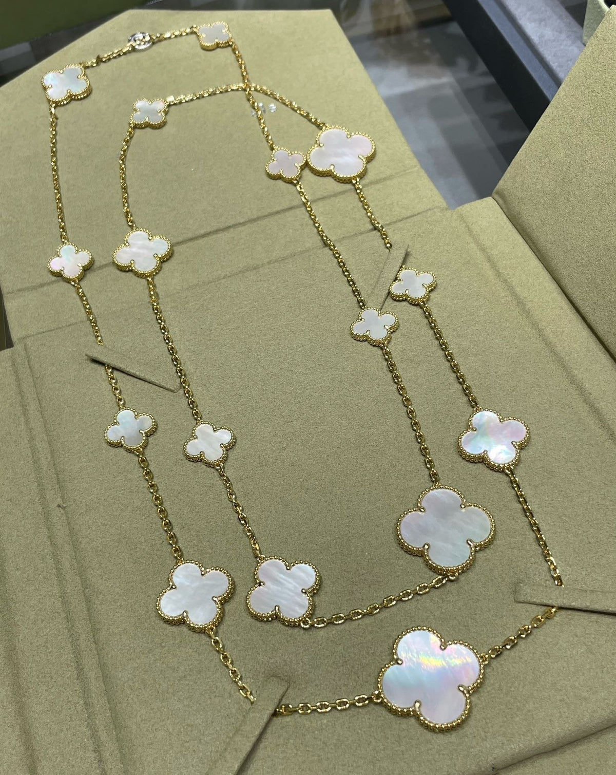 [⭐Hyrra Jewelry]CLOVER 16 MOTIF WHITE MOP GOLD NECKLACE