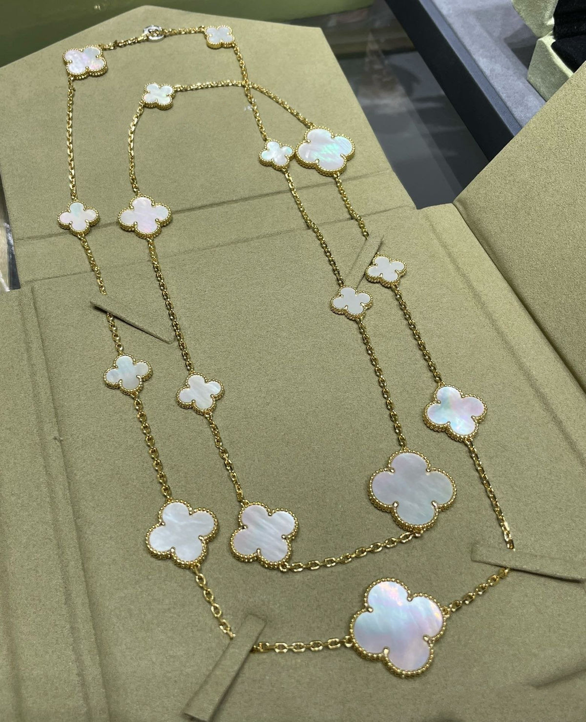 [⭐Hyrra Jewelry]CLOVER 16 MOTIF WHITE MOP GOLD NECKLACE