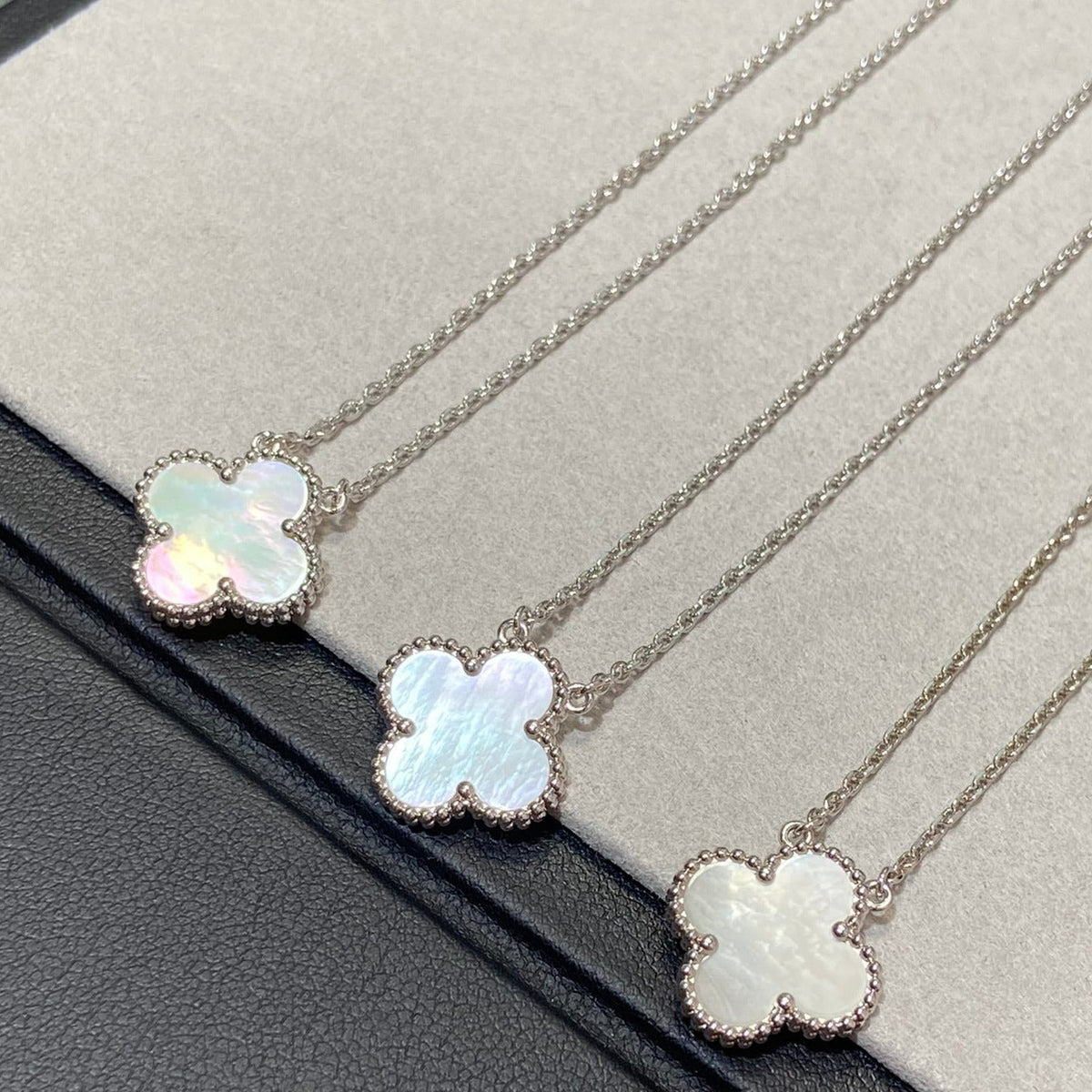 [⭐Hyrra Jewelry]CLOVER MEDIUM SILVER WHITE MOP NECKLACE