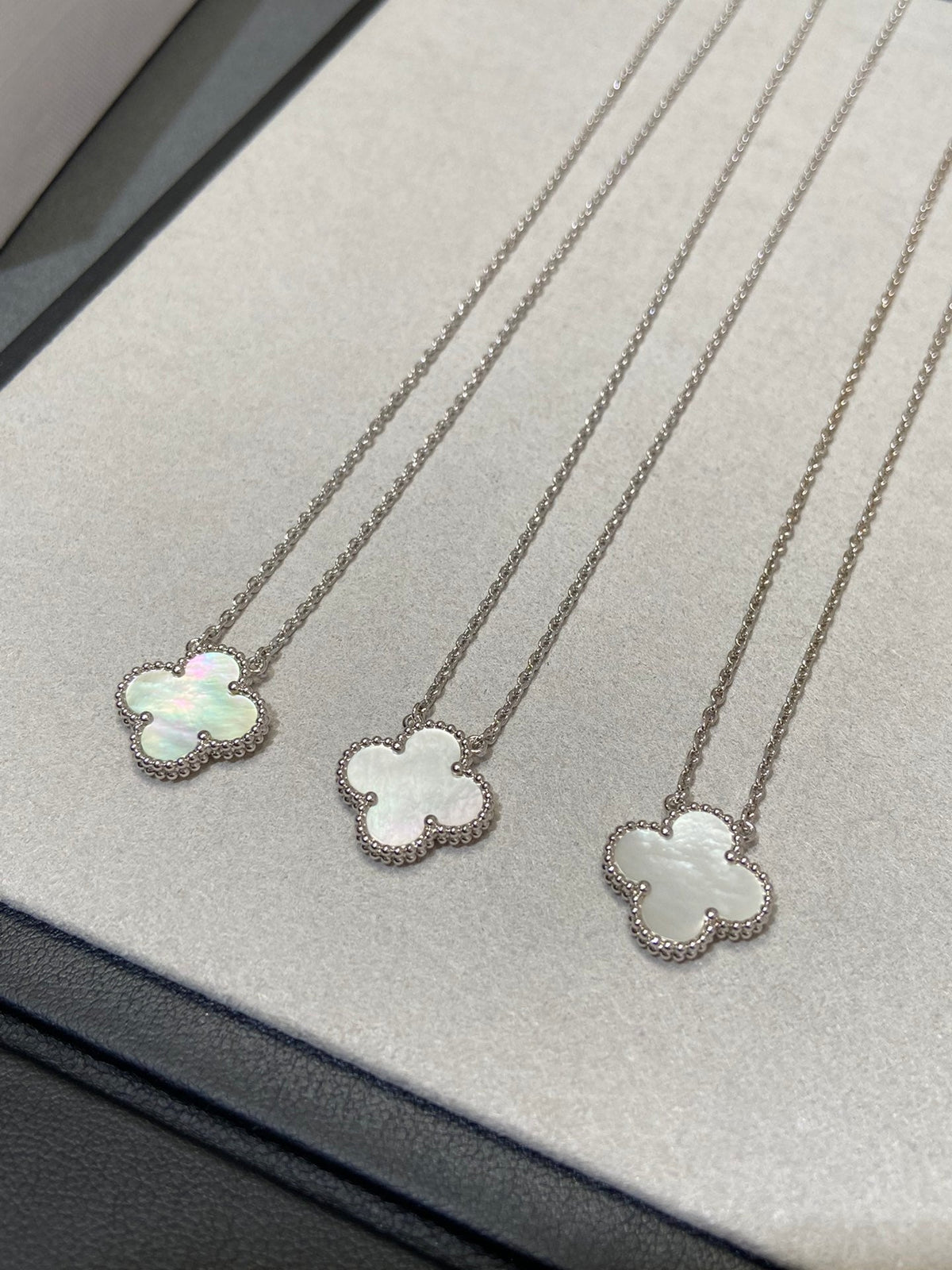 [⭐Hyrra Jewelry]CLOVER MEDIUM SILVER WHITE MOP NECKLACE