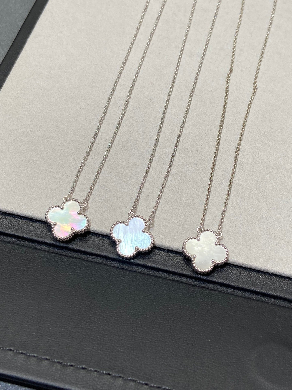 [⭐Hyrra Jewelry]CLOVER MEDIUM SILVER WHITE MOP NECKLACE