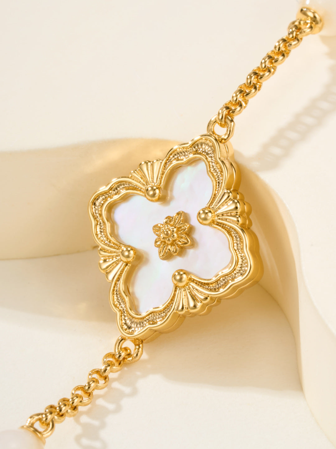 [⭐Hyrra Jewelry]B.C.L ENAMELED Three-Flower Bracelet（Trumpet)