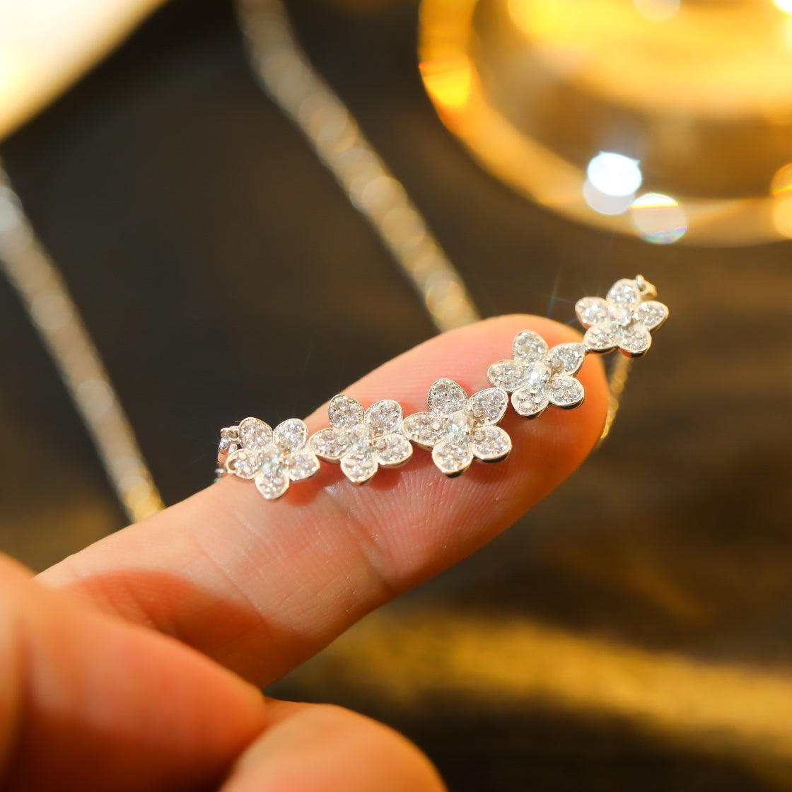 [Hyrra Jewelry]]wild flower diamond line pendant