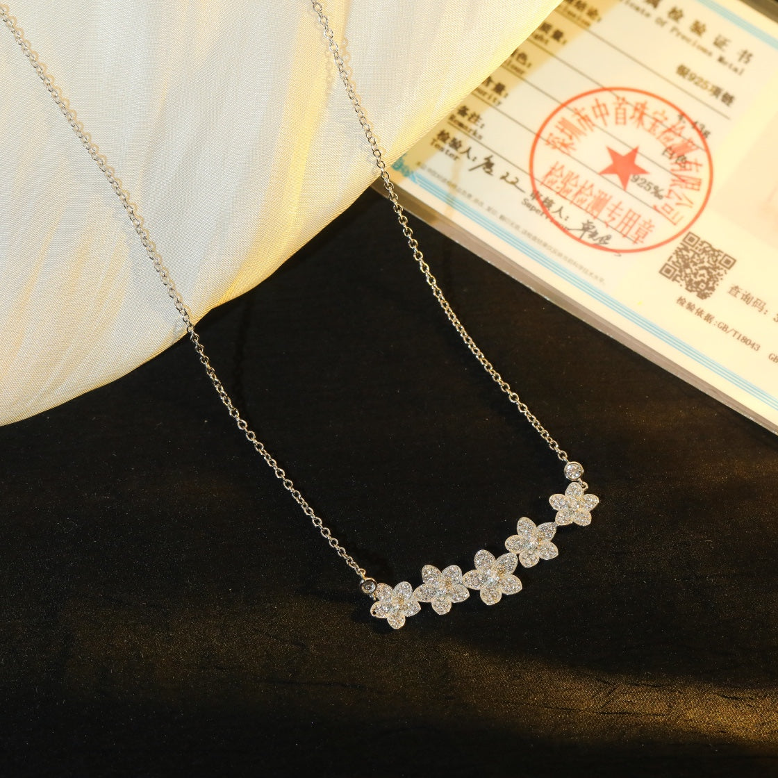 [Hyrra Jewelry]]wild flower diamond line pendant