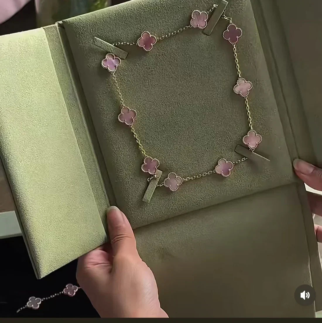 [⭐Hyrra Jewelry Jewellery] Pink Necklace with Ten Clover Designs