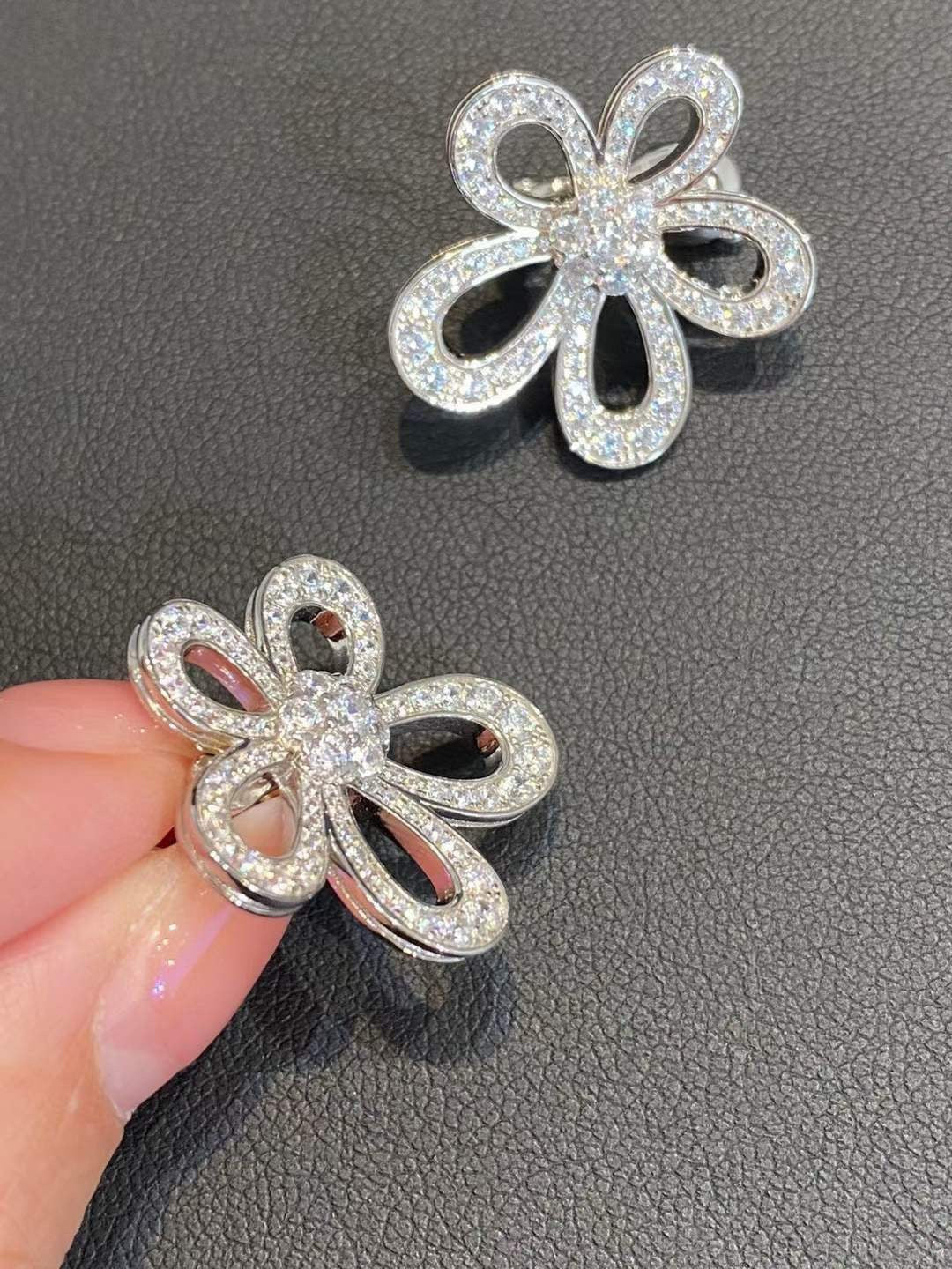[⭐Hyrra Jewelry]FLOWERLACE EARRINGS FULL DIAMONDS
