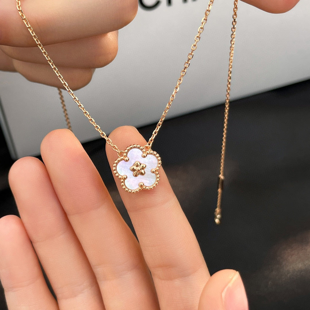 [⭐Hyrra Jewelry]LUCKY  WHITE MOP  PLUM BLOSSOM NECKLACE