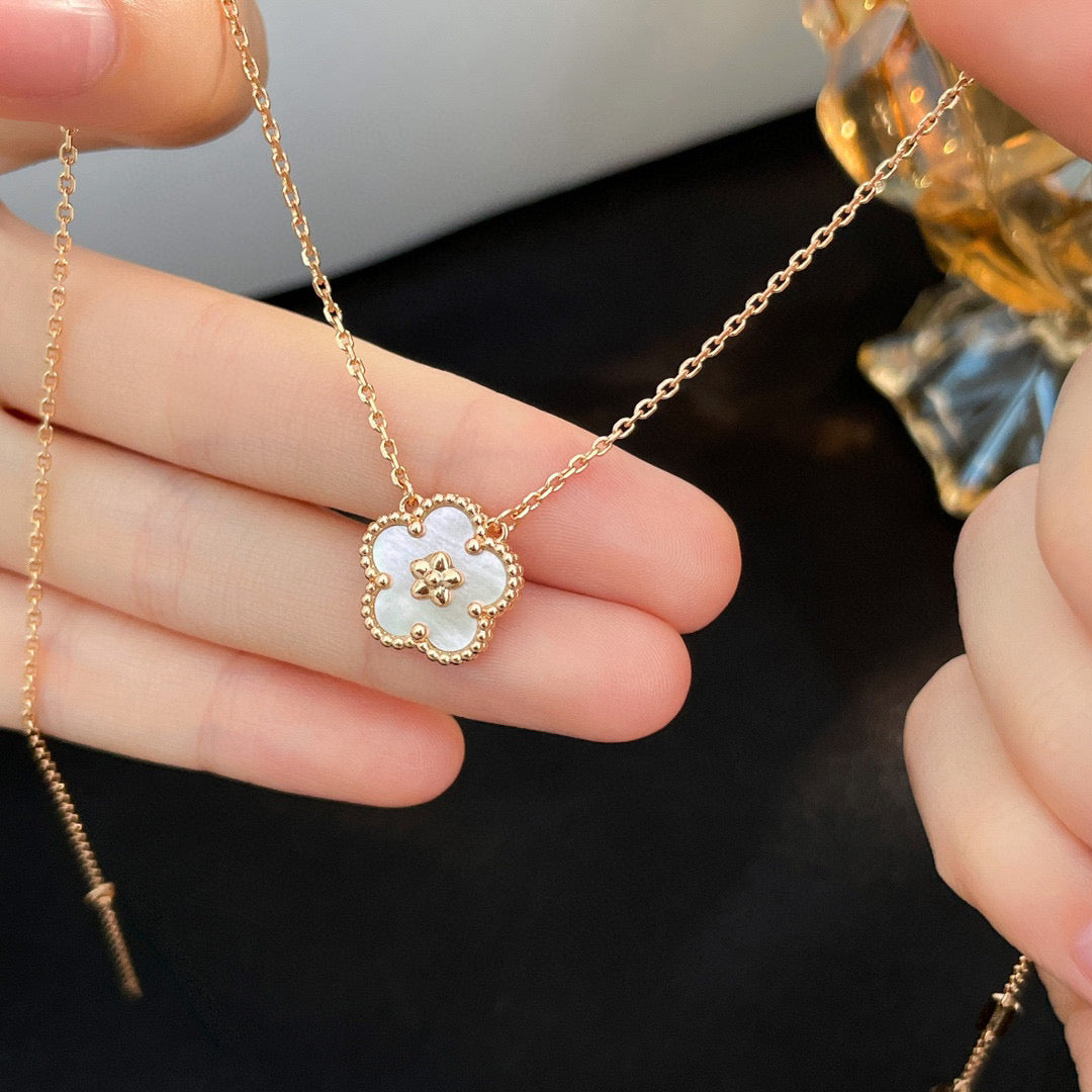 [⭐Hyrra Jewelry]LUCKY  WHITE MOP  PLUM BLOSSOM NECKLACE