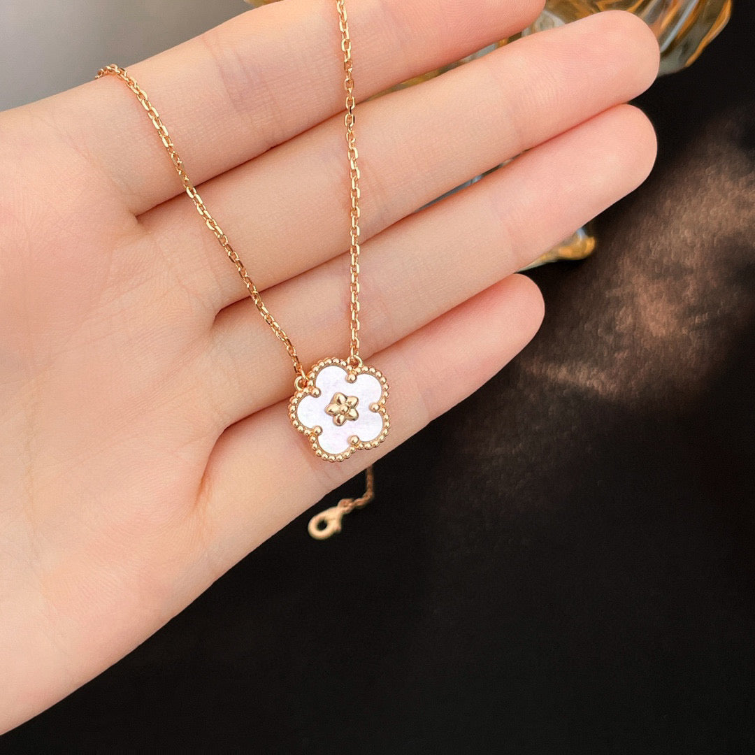 [⭐Hyrra Jewelry]LUCKY  WHITE MOP  PLUM BLOSSOM NECKLACE