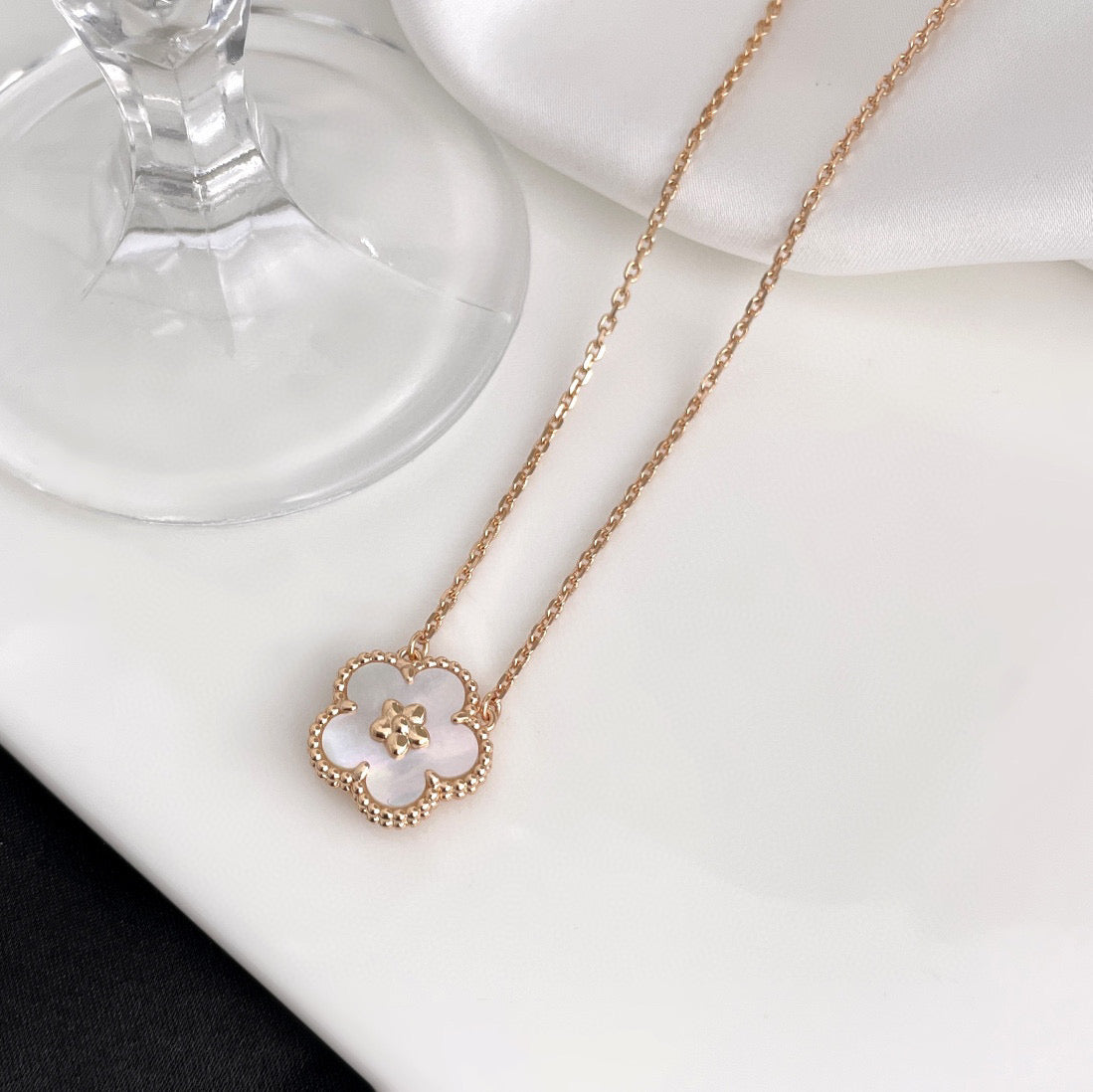 [⭐Hyrra Jewelry]LUCKY  WHITE MOP  PLUM BLOSSOM NECKLACE
