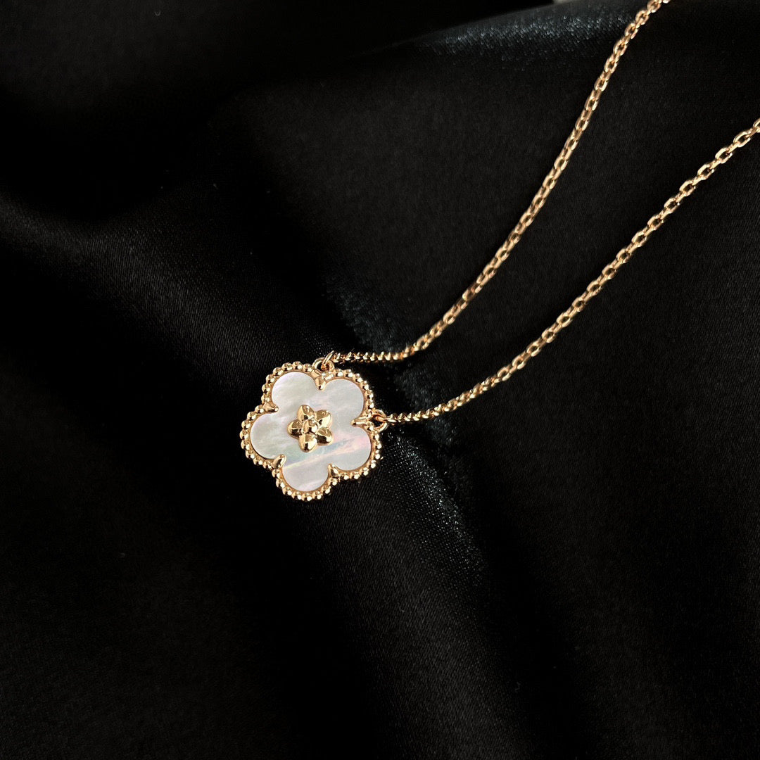[⭐Hyrra Jewelry]LUCKY  WHITE MOP  PLUM BLOSSOM NECKLACE