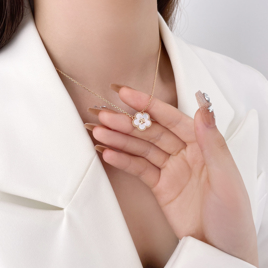 [⭐Hyrra Jewelry]LUCKY  WHITE MOP  PLUM BLOSSOM NECKLACE