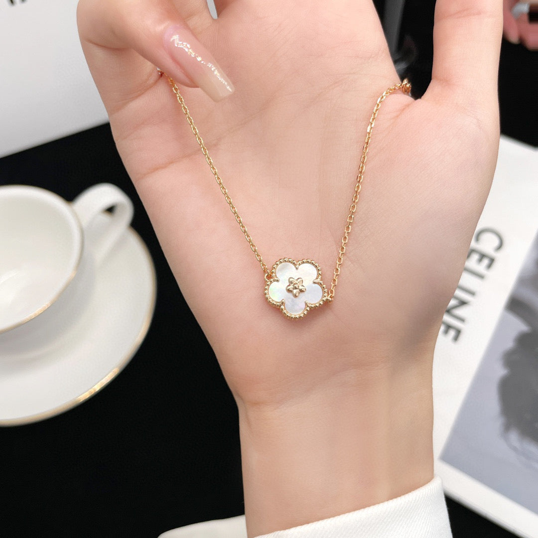 [⭐Hyrra Jewelry]LUCKY  WHITE MOP  PLUM BLOSSOM NECKLACE