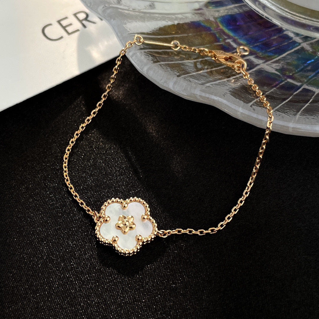 [⭐Hyrra Jewelry]LUCKY WHITE MOP PLUM BLOSSOM  BRACELET