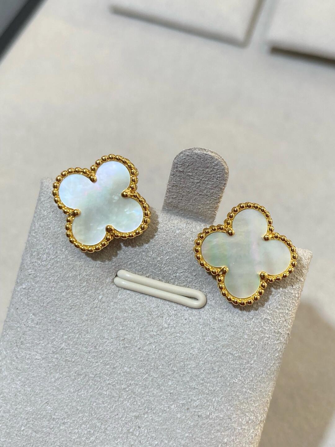 [⭐Hyrra Jewelry] CLOVER LARGE (20mm) 1 MOTIFS WHITE MOP STUD EARRINGS