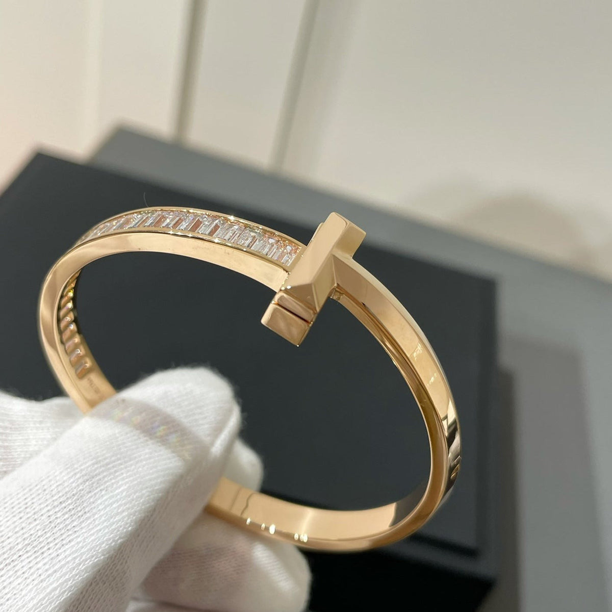 [Hyrra Jewelry]WIDE HINGED BANGLE PINK GOLD WITH BAGUETTE DIAMONDS
