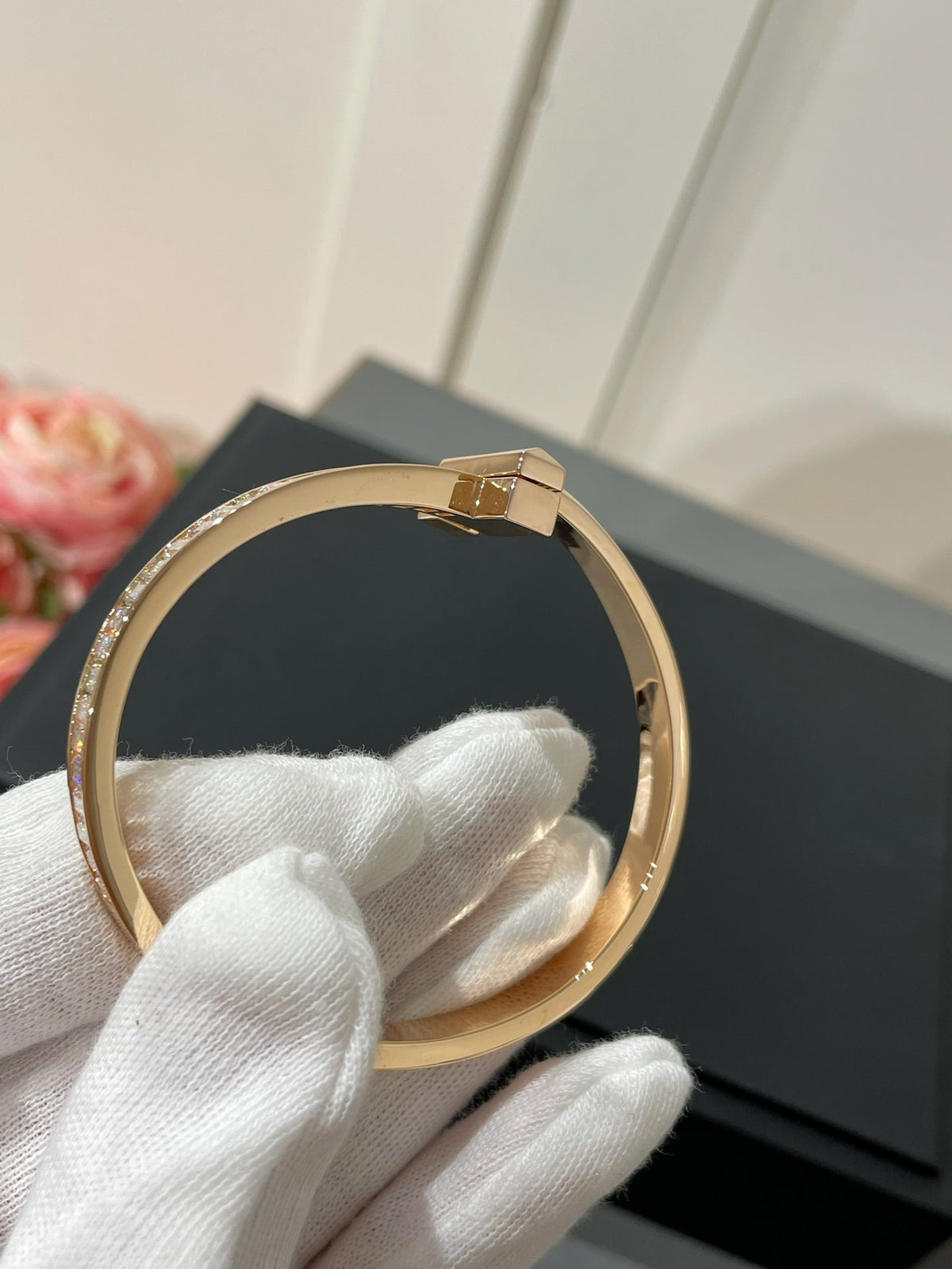 [Hyrra Jewelry]WIDE HINGED BANGLE PINK GOLD WITH BAGUETTE DIAMONDS