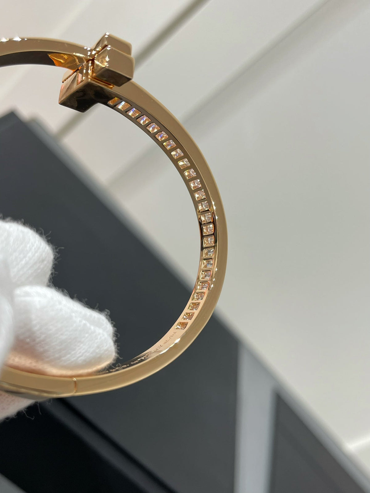 [Hyrra Jewelry]WIDE HINGED BANGLE PINK GOLD WITH BAGUETTE DIAMONDS
