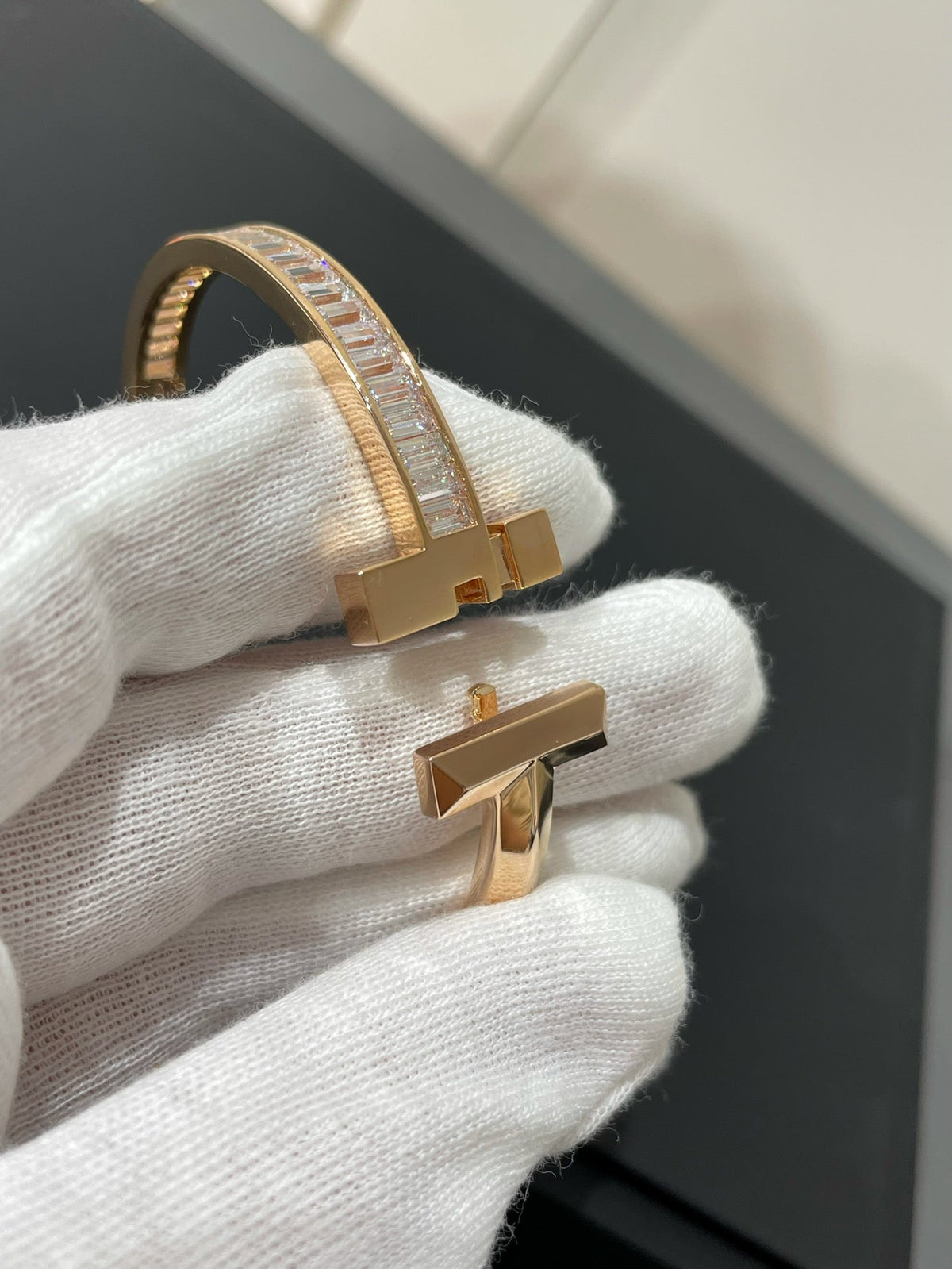 [Hyrra Jewelry]WIDE HINGED BANGLE PINK GOLD WITH BAGUETTE DIAMONDS