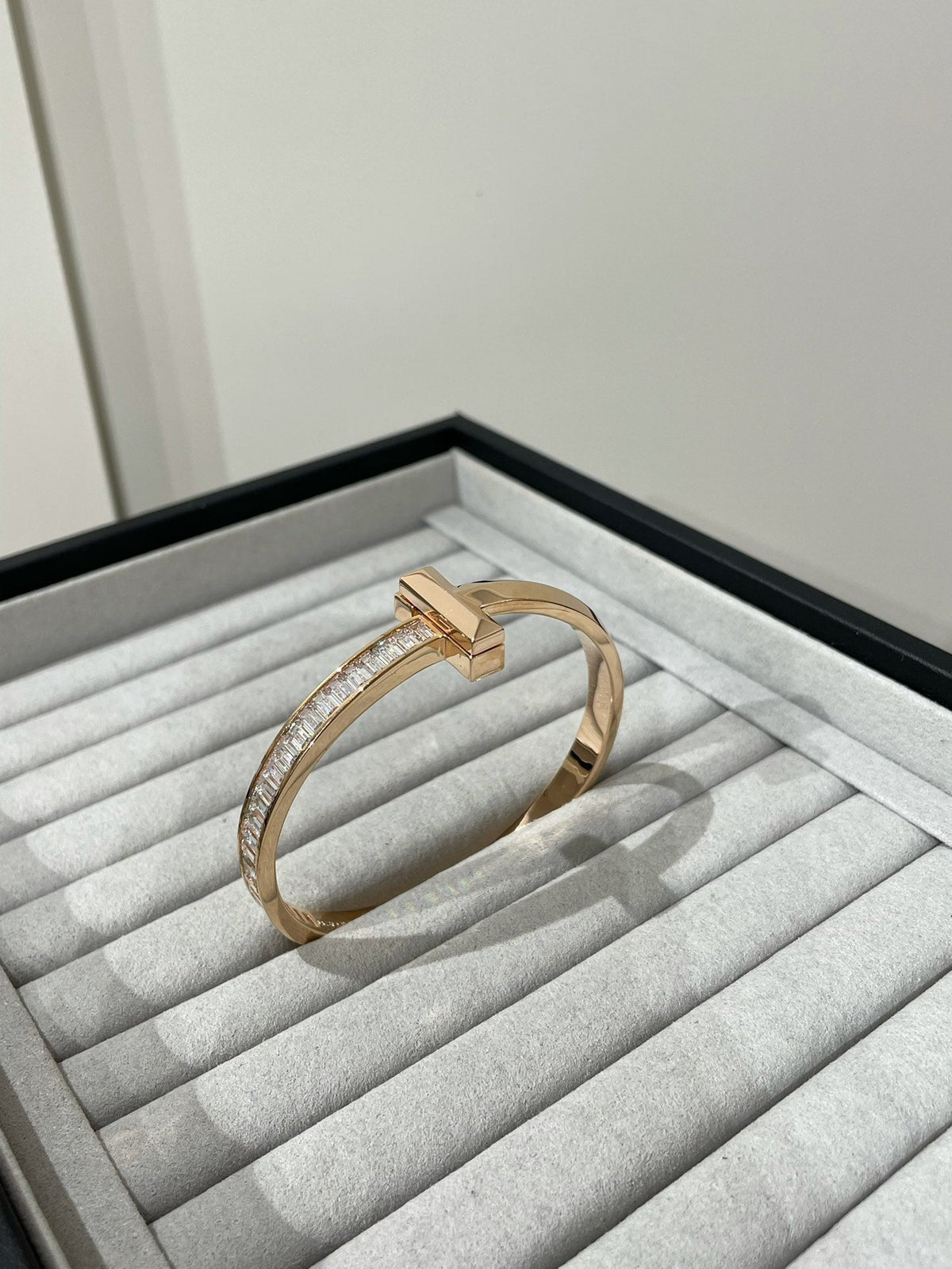 [Hyrra Jewelry]WIDE HINGED BANGLE PINK GOLD WITH BAGUETTE DIAMONDS
