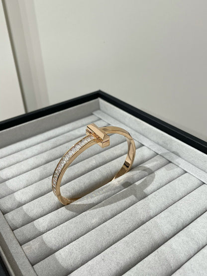 [Hyrra Jewelry]WIDE HINGED BANGLE PINK GOLD WITH BAGUETTE DIAMONDS
