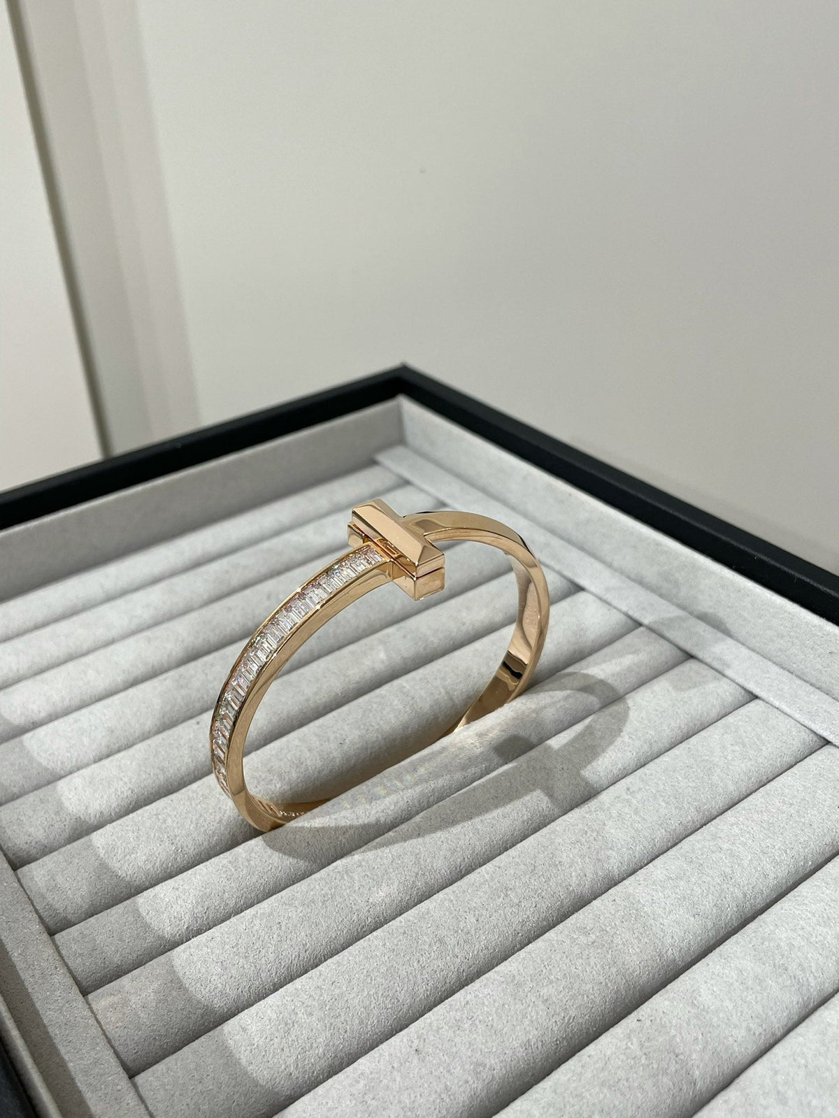 [Hyrra Jewelry]WIDE HINGED BANGLE PINK GOLD WITH BAGUETTE DIAMONDS