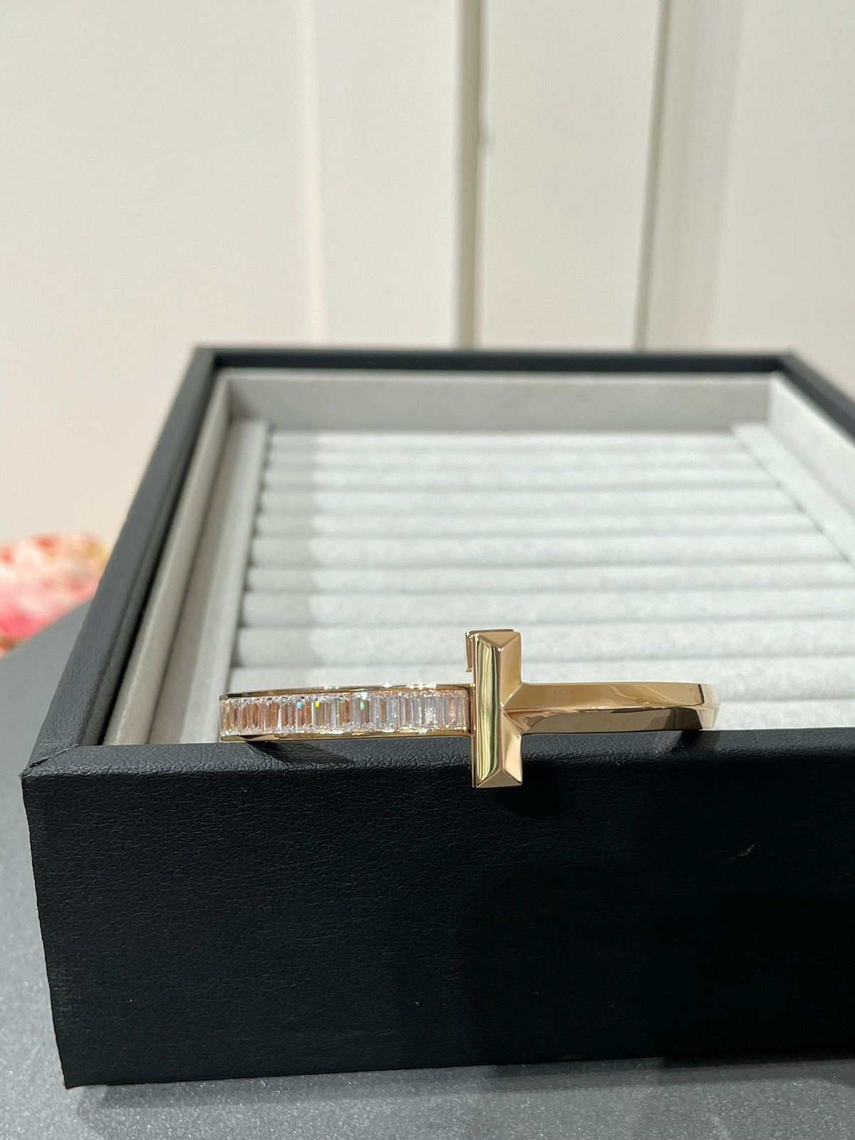 [Hyrra Jewelry]WIDE HINGED BANGLE PINK GOLD WITH BAGUETTE DIAMONDS