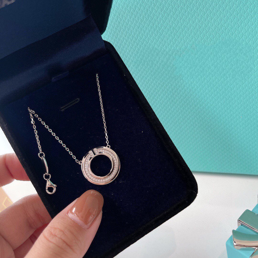[Hyrra Jewelry]DIAMOND AND MOTHER OF PEARL CIRCLE PENDANT