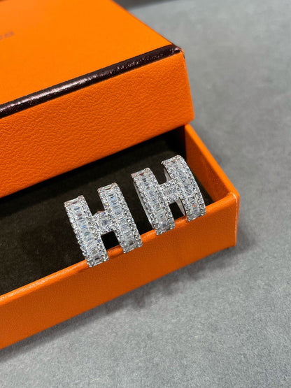 [⭐Hyrra Jewelry]H STUD EARRINGS WITH SILVER DIAMONDS