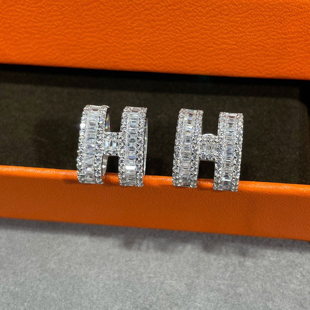 [⭐Hyrra Jewelry]H STUD EARRINGS WITH SILVER DIAMONDS