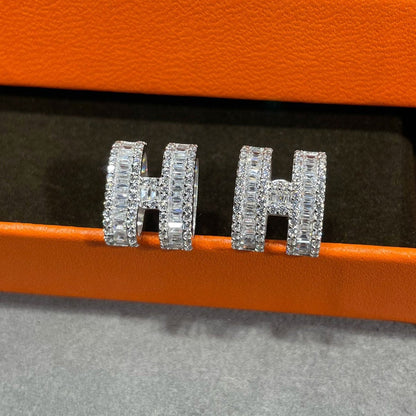 [⭐Hyrra Jewelry]H STUD EARRINGS WITH SILVER DIAMONDS