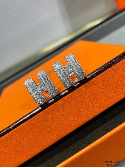 [⭐Hyrra Jewelry]H STUD EARRINGS WITH SILVER DIAMONDS