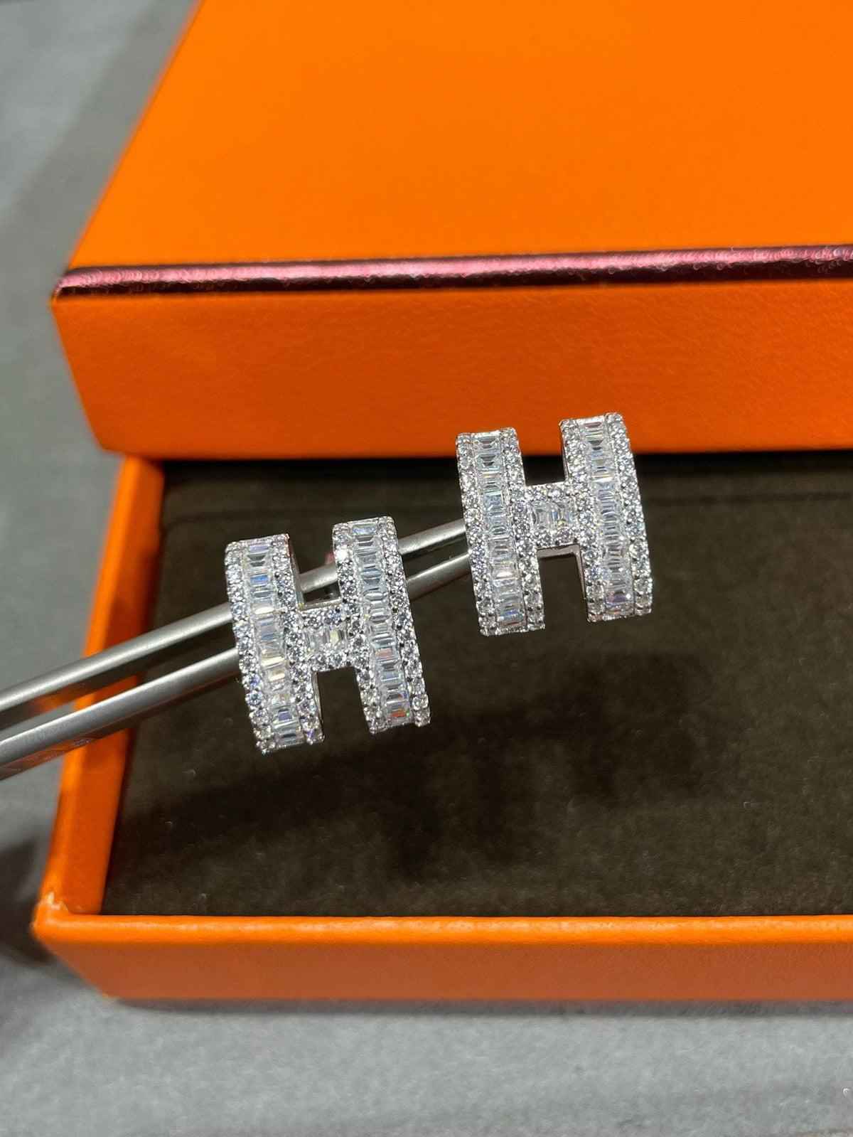 [⭐Hyrra Jewelry]H STUD EARRINGS WITH SILVER DIAMONDS