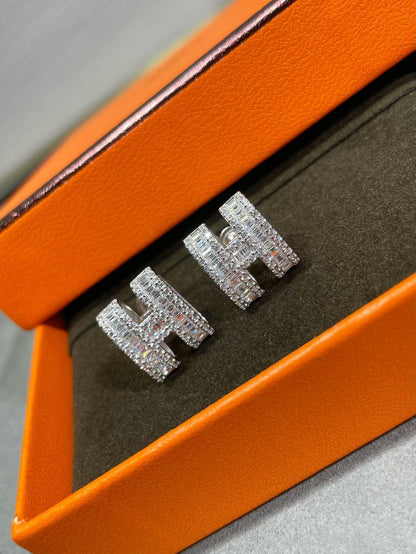 [⭐Hyrra Jewelry]H STUD EARRINGS WITH SILVER DIAMONDS
